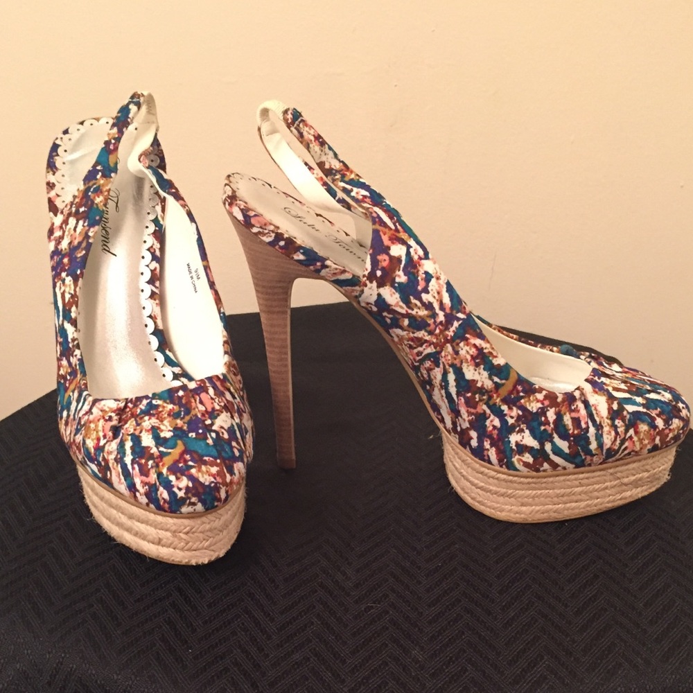 HOT SANDALS! NEVER WORN!